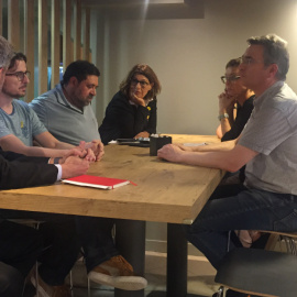 Familiars dels presos sobiranistes catalans, a Estrasburg, amb l'advocat Andreu Van den Eynde (d'esquena). En el sentit de les agulles del rellotge, Ferran Pegueroles Forcadell, Xavier Sànchez, Laura Masvidal, Montserrat Bassa i Francesc Ri