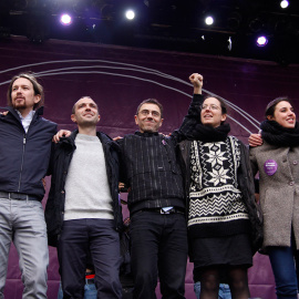 Los líderes de Podemos saludan a los asistentes a la manifestación convocada por el partido en Madrid. _JAIRO VARGAS