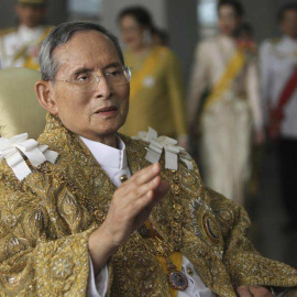 otografía de archivo del 5 de diciembre de 2010 del rey de Tailandia, Bhumibol Adulyadej. / VINAI DITHAJOHN (EFE)