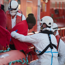 Imagen de archivo del rescate de una patera en el Mar de Alborán. EUROPA PRESS
