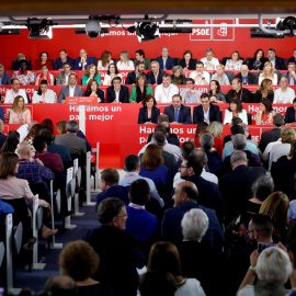 El secretario general del PSOE, Pedro Sánchez (4d), la presidenta, Cristina Narbona (3d), y el secretario de Organización del PSOE, José Luis Ábalos (5i), entre otros, en la reunión del Comité Federal del PSOE. EFE/Chema Moya