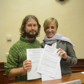 David Carracedo y Tania Sánchez, en el momento de la presentación de las preguntas al Gobierno sobre las condiciones en las que se alojaron los soldados que desfilaron en Madrid el pasado 12-O.