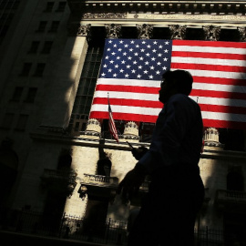 Una bandera de Estados Unidos en la Bolsa de Nueva York. - AFP