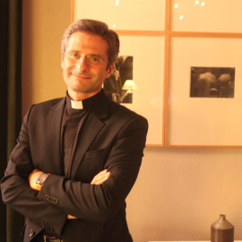 El sacerdote polaco Kryzsztof Charamsa.