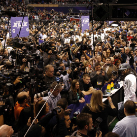 El jugador de los  Seattle Seahawks Marshawn Lynch atiende a los medios. REUTERS