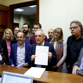 El diputado del PSOE Rafael Simancas (c), acompañado por el secretario general de UGT, José Álvarez (i); el diputado de Podemos, Íñigo Errejón (c, detrás); el diputado de ERC Joán Tardá; y el secretario general de CCOO, Ignacio Ferández Tox