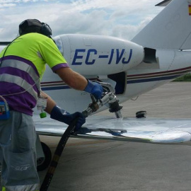 Un trabajadores de SLCA realiza la puesta a bordo de combustible en un avión.- SLCA
