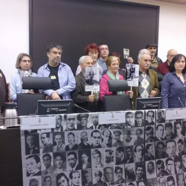 Representantes de las diferentes asociaciones de víctimas del franquismo en la foto de familia del acto celebrado hoy. EUROPA PRESS