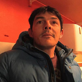 Javier Gómez, la víctima, en el interior de la pizzería. F. BARBER