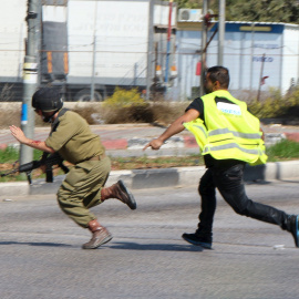 Un atacante palestino, vestido de periodista, apuñala a un soldado israelí antes de caer fulminado por los disparos del Ejército hebreo cerca de la ciudad de Hebrón, en Cisjordania.- REUTERS / Jameel Salhab