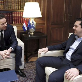 El primer ministro griego, Alexis Tsipras (dcha), mantiene una reunión con el presidente del Eurogrupo, Jeroen Dijsselbloem (izq), en Atenas (Grecia). EFE
