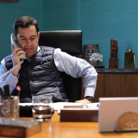 Juanma Moreno, en conversación telefónica en el despacho del presidente de la Junta  de Andalucía.