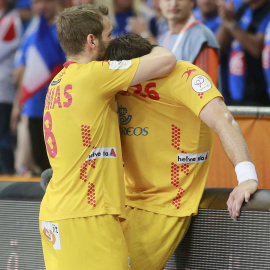Víctor Tomás trata de consolar a Antonio García tras el partido.  REUTERS/Mohammed Dabbous
