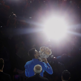 Djokovic celebra su victoria con el trofeo. REUTERS/Brandon Malone