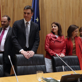 El secretario general del PSOE, Pedro Sánchez, con el secretario de Organización del PSOE, José Luis Ábalos, la vicesecretaria general, Adriana Lastra (3d), y la portavoz parlamentaria, Margarita Robles durante la reunión del grupo parlamen