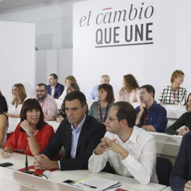 El secretario general del PSOE, Pedro Sánchez (c), junto a otros miembros de su Ejecutiva, al inicio de la reunión del Comité Federal, máximo órgano del partido entre congresos, que aprueba hoy las candidaturas al Congreso y al Senado del 2