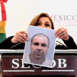 Arely Gómez, procuradora general de México, muestra una fotografía del narcotraficante Joaquín 'El Chapo Guzmán' durante una rueda de prensa. Archivo EFE