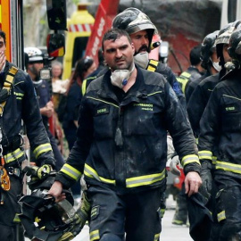 Continúan las tareas de desescombro en el Paseo del General Martínez Campos, en el distrito de Chamberí, donde hoy los bomberos siguen trabajando sin interrupción, después de haber removido esta noche gran parte de escombros, para intentar 