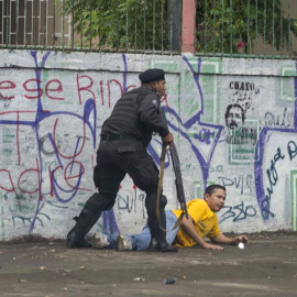 28/05/2018.- Un policía detiene a un manifestante hoy, lunes 28 de mayo de 2018, en Managua (Nicaragua). Hoy se cumplen 41 días en Nicaragua de una crisis que ha dejado al menos 76 muertos, según la Comisión Interamericana de Derechos Human