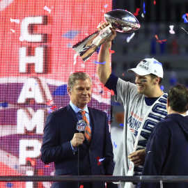 Tom Brady, de los Patriots, levanta el trofeo de campeones de la Super Bowl. /REUTERS
