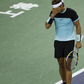 Nadal reacciona tras perder un punto ante Tsonga el torneo de tenis Masters de Shanghai en Shanghai. REUTERS