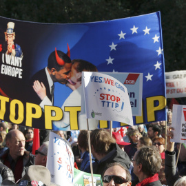 Manifestantes contra el TTIP en Bruselas. / FABRIZIO BENSCH (REUTERS)