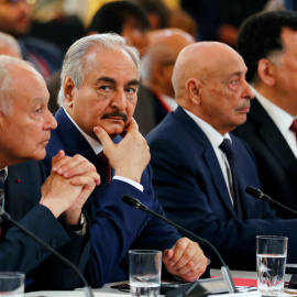 Jalifa Hafter (i) y Fayez al Serraj (d), durante la conferencia en París. Etienne Laurent/Reuters