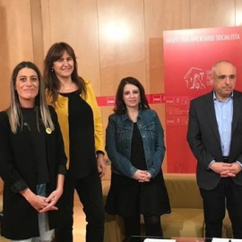 Les comitives de JxCat i el PSOE abans de la reunió.