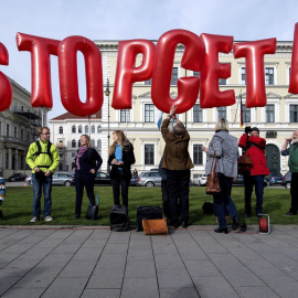 Unas personas se manifiestan en contra el acuerdo de libre comercio entre la UE y Canadá (CETA, por sus siglas en inglés) frente al Ministerio del Interior del estado federado alemán de Baviera en Múnich. EFE