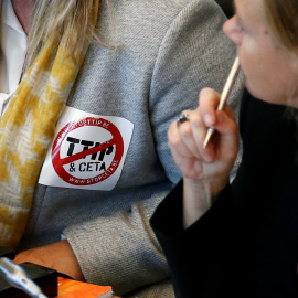 Un diputado del Parlamento de Valonia con una pegatina contra el CETA, el acuerdo comercial entre la UE y Canadá. REUTERS/Francois Lenoir