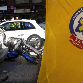 Fotografía facilitada por la Comunidad de Madrid del accidente ocurrido en la calle de Santa Engracia con Ponzano en el que un motorista de 40 años ha fallecido tras perder el control de su vehículo y colisionar contra dos coches aparcados 