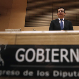El ministro de Economía, Román Escolano, antes de su comparecencia en la Comisión de Economía del Congreso para anunciar el nombre del candidato del Gobierno a gobernador del Banco de España. EFE/Javier Lizón