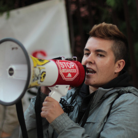 Laura protesta ante el la Diócesis del Obispado de Getafe contra su desahucio y el de su novia y sus tres hios menores.- SARA DÍAZ