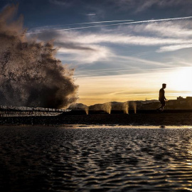 Un hombre camina por el paseo Chillida de San Sebastián al amanecer, donde este miércoles los cielos se presentan poco nubosos o despejados. | EFE