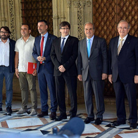 Pacte Nacional de la Indústria amb els representants sindicals, l'exconseller Santi Vila, el president cessat, Carles Puigdemont, i els presidents de Foment del Treball, Pimec i la presidenta de Cepyme.