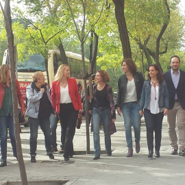 Irene Lozano, con Zaida Cantera y otros miembros del PSOE, esta mañana, a su llegada al acto de partido en Madrid. EUROPA PRESS