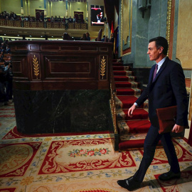 El presidente del Gobierno en funciones, Pedro Sánchez, entre en el hemiciclo del Congreso de los Diputados en la primera jornada de su investidura como presidente del Gobierno. EFE/Emilio Naranjo