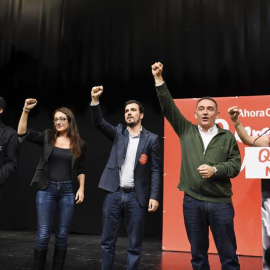 El candidato de IU a la Presidencia del Gobierno, Alberto Garzón,c, acompañado de otros miembros de su lista ,durante la presentación de su candidatura "Ahora con Alberto Garzón" a las primarias de Ahora en Común Madrid.. EFE/Fernando Villa