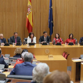 De izquierda a derecha, la secretaria general del PSOE en el Senado, María Luisa Carcedo, el diputado Rafael Simancas, el secretario de Organización del PSOE, José Luis Ábalos, la presidenta del PSOE, Cristina Narbona, el secretario general