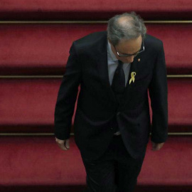 El presidente de la Generalitat, Quim Torra, sale de su despacho en e Parlament. (ANDREU DALMAU | EFE)