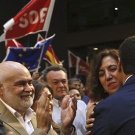 El secretario general del PSOE, Pedro Sánchez, saluda a la exdiputada de UPyD y número cuatro a la lista del PSOE por Madrid Irene Lozano, durante la presentación de los candidatos del 20-D. EFE/Fernando Alvarado