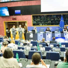 Raphaël Halet recibiendo el Premio Daphne Caruana Galizia para Periodistas en la Eurocámara. IZQUIERDA UNITARIA EUROPEA