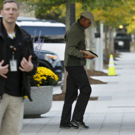 U.S. President Barack Obama returns to the White House in Washington after playing golf at TPC Potomac at Avenel Farm in Maryland, October 17, 2015. REUTERS/Yuri Gripas