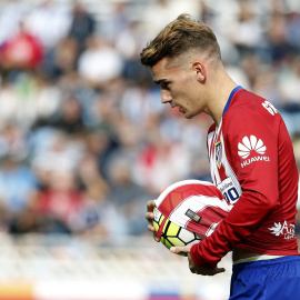 El delantero francés del Atlético de Madrid Antoine Griezmann, con el balón tras marcar el primer gol de su equipo ante la Real Sociedad, durante el partido de la octava jornada de Liga de Primera División que se juega hoy en el estadio de 