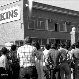  Concentración de trabajadores ante las puertas de Perkins-Motor Ibérica. (1979) Colección Unidad Obrera. AHT, Fundación 1º de Mayo.