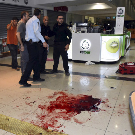 Israeli security personals stand next to blood on the floor, at the Beersheba central bus station where a Palestinian gunman went on a stabbing and shooting rampage, October 18, 2015. A gunman went on a stabbing and shooting rampage at the 