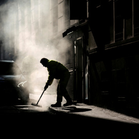Un trabajador arregla el asfalto de una calle de Madrid. REUTERS/Andrea Comas