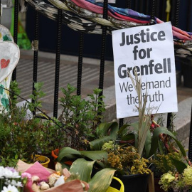 21/05/2018.- Vista de los mensajes y las flores colocadas para rendir homenaje a las víctimas del incendio de la torre Grenfell, en Londres, Reino Unido, hoy, 21 de mayo de 2018. La investigación oficial por el incendio de la torre Grenfell