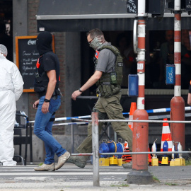 Policías y forenses, en la escena del crimen en Lieja. REUTERS/Francois Lenoir