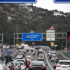 Vista de las retenciones en la C-32 al la altura de Sitges (Barcelona). EFE/Jaume Sellart/Archivo